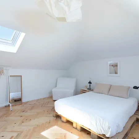 Apartamento Trendy Bright Flat With Balcony By Host Wise